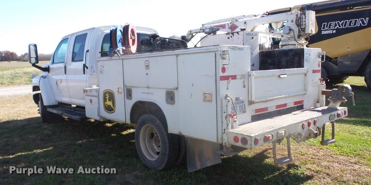 image for item J8686 2007 Chevrolet C5500 Crew Cab service truck with crane