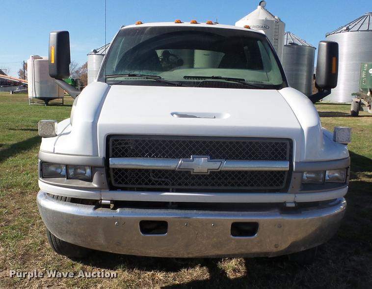 image for item J8686 2007 Chevrolet C5500 Crew Cab service truck with crane