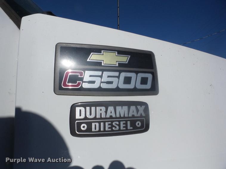 image for item J8686 2007 Chevrolet C5500 Crew Cab service truck with crane