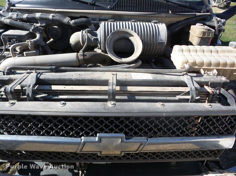 image for item J8686 2007 Chevrolet C5500 Crew Cab service truck with crane