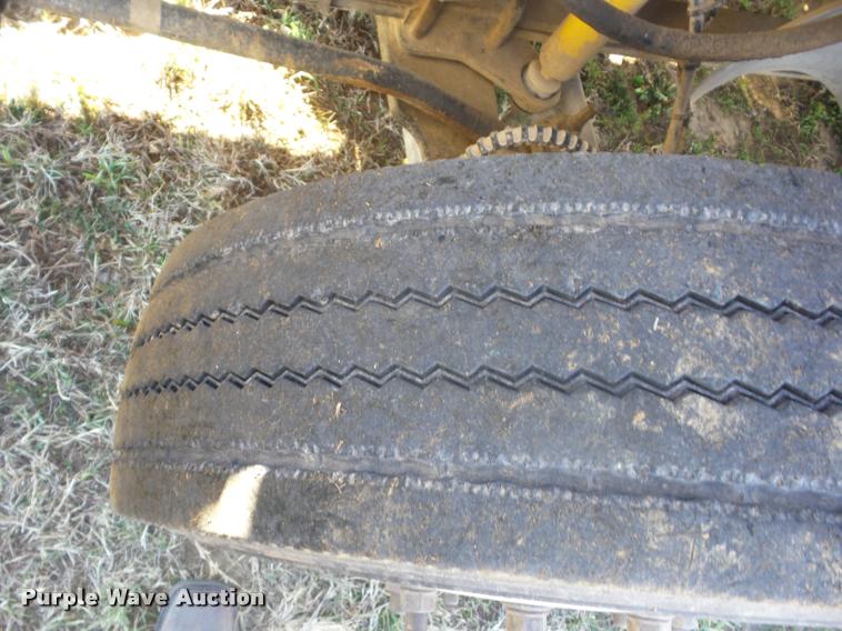 image for item J8686 2007 Chevrolet C5500 Crew Cab service truck with crane