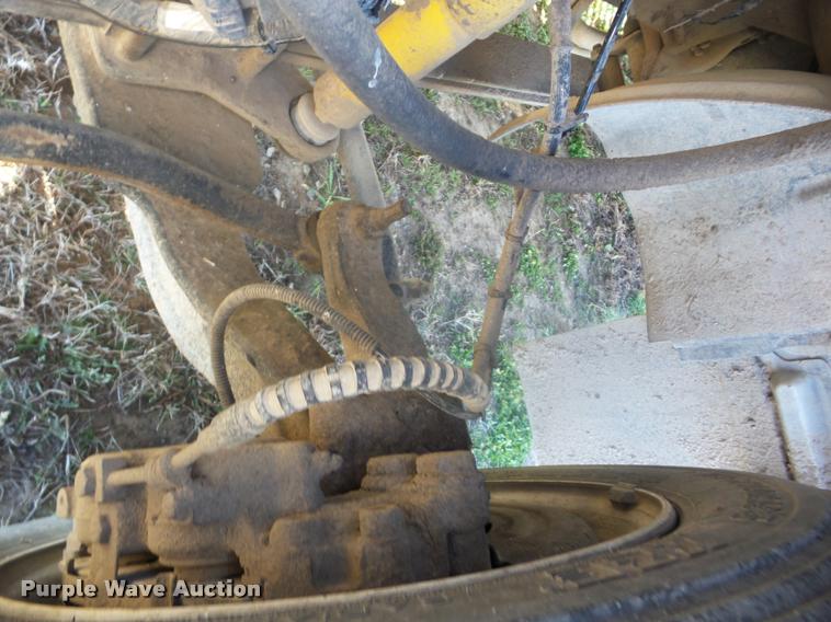 image for item J8686 2007 Chevrolet C5500 Crew Cab service truck with crane