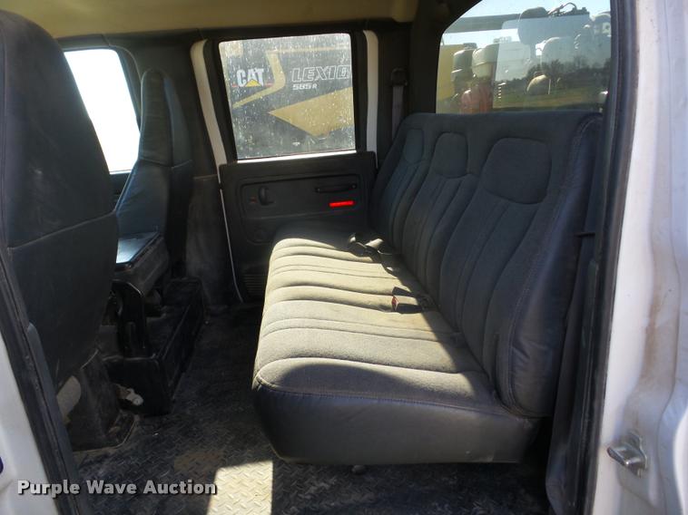 image for item J8686 2007 Chevrolet C5500 Crew Cab service truck with crane