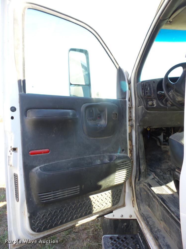 image for item J8686 2007 Chevrolet C5500 Crew Cab service truck with crane