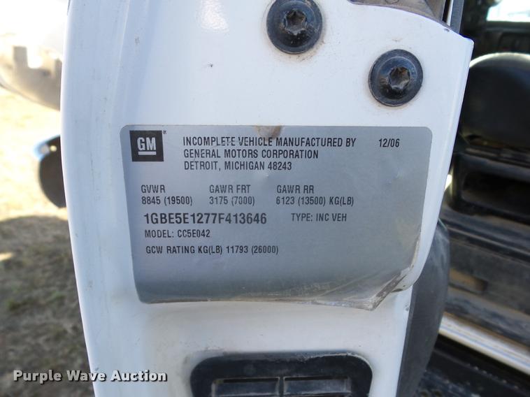 image for item J8686 2007 Chevrolet C5500 Crew Cab service truck with crane