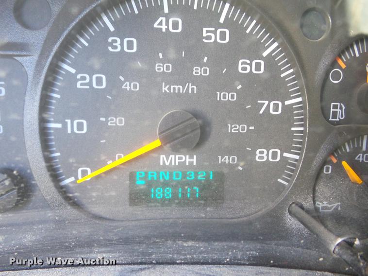 image for item J8686 2007 Chevrolet C5500 Crew Cab service truck with crane