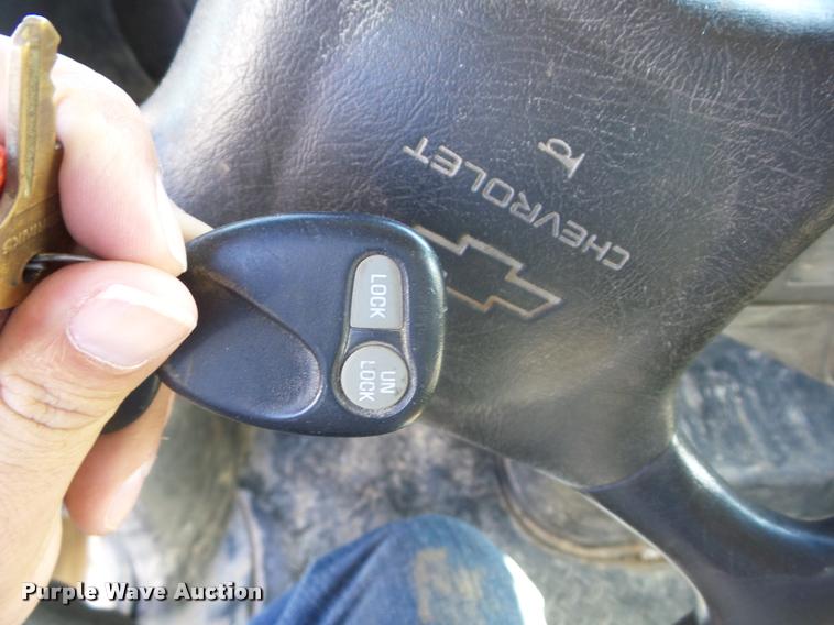 image for item J8686 2007 Chevrolet C5500 Crew Cab service truck with crane