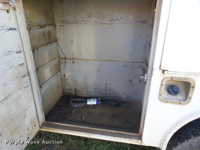 image for item J8686 2007 Chevrolet C5500 Crew Cab service truck with crane