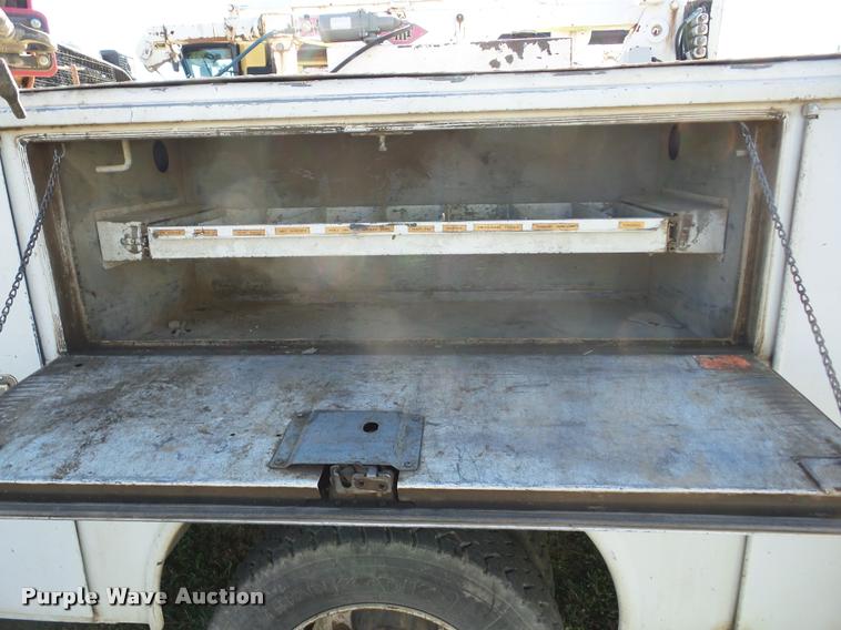 image for item J8686 2007 Chevrolet C5500 Crew Cab service truck with crane