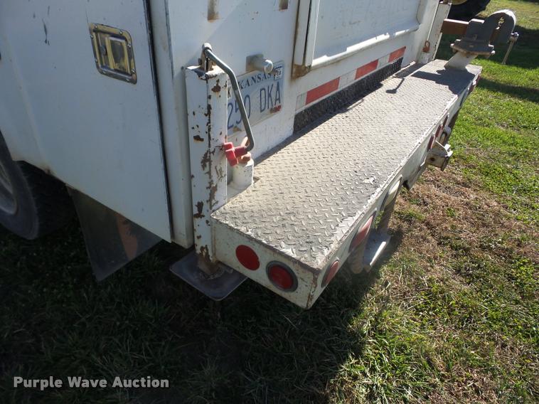 image for item J8686 2007 Chevrolet C5500 Crew Cab service truck with crane