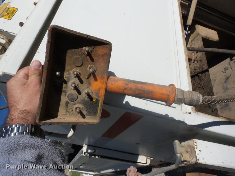 image for item J8686 2007 Chevrolet C5500 Crew Cab service truck with crane