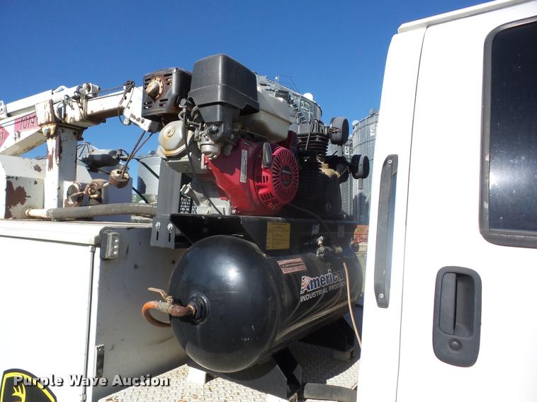 image for item J8686 2007 Chevrolet C5500 Crew Cab service truck with crane