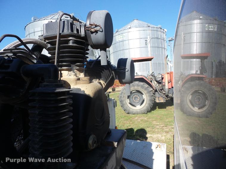 image for item J8686 2007 Chevrolet C5500 Crew Cab service truck with crane