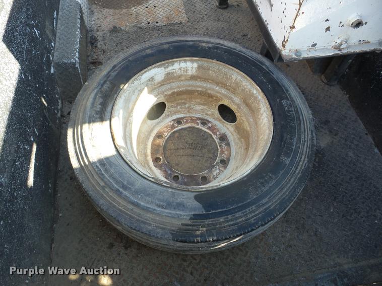 image for item J8686 2007 Chevrolet C5500 Crew Cab service truck with crane