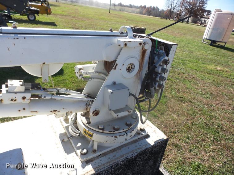 image for item J8686 2007 Chevrolet C5500 Crew Cab service truck with crane