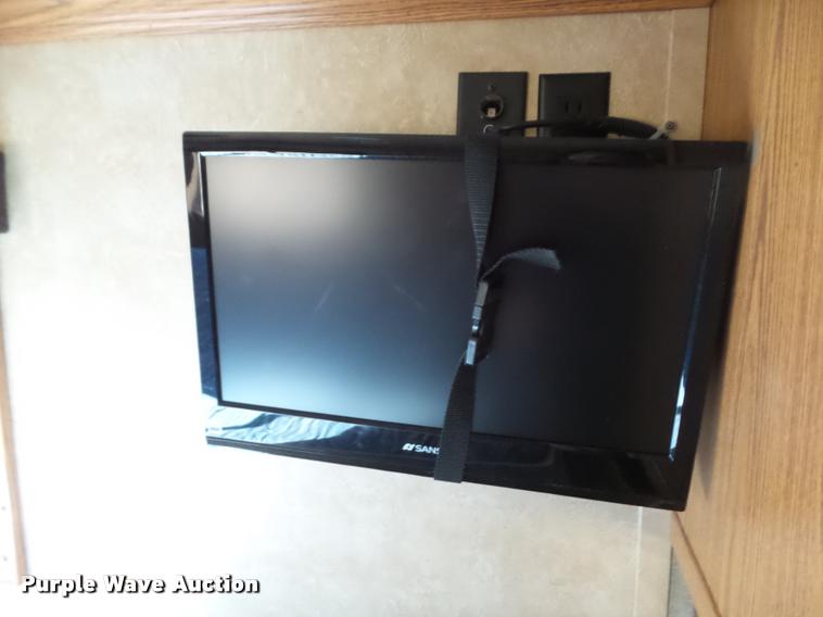 image for item L5534 2013 Exiss Sierra 7308LQ horse trailer