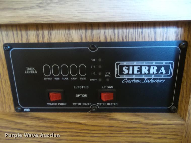 image for item L5534 2013 Exiss Sierra 7308LQ horse trailer