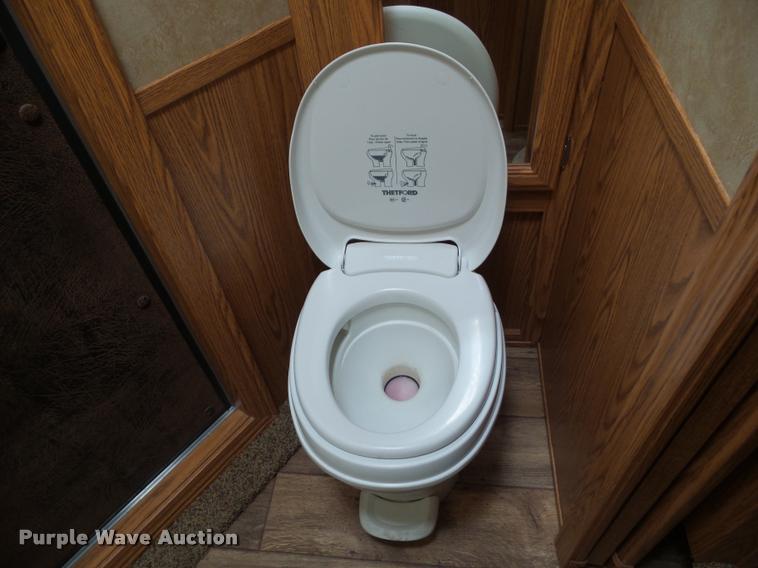 image for item L5534 2013 Exiss Sierra 7308LQ horse trailer