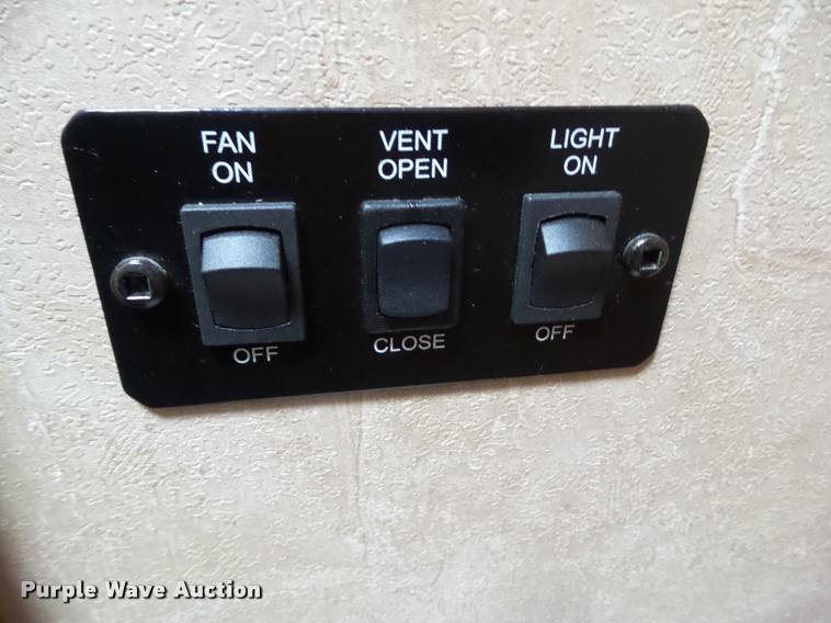 image for item L5534 2013 Exiss Sierra 7308LQ horse trailer