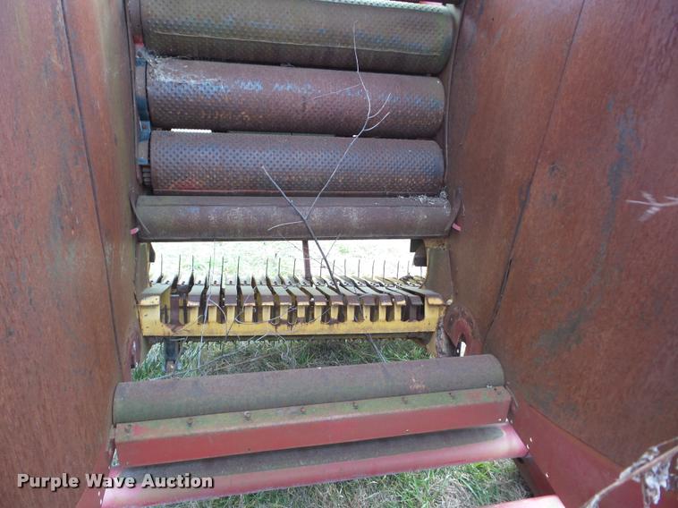 image for item AG9129 1997 New Holland 654 round baler