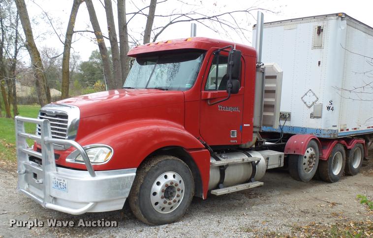 image for item AV9868 2006 Freightliner Columbia semi truck