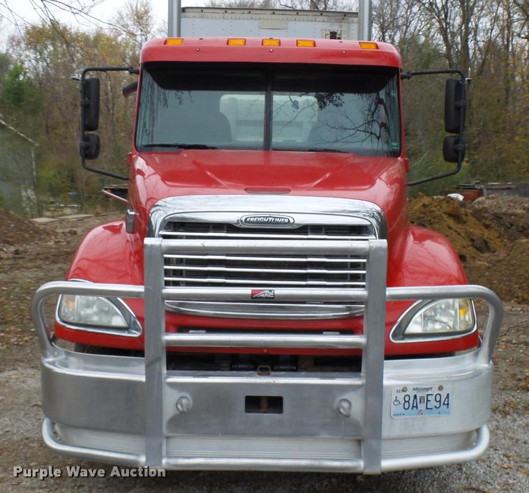 image for item AV9868 2006 Freightliner Columbia semi truck