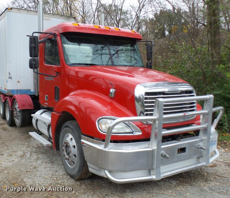 image for item AV9868 2006 Freightliner Columbia semi truck