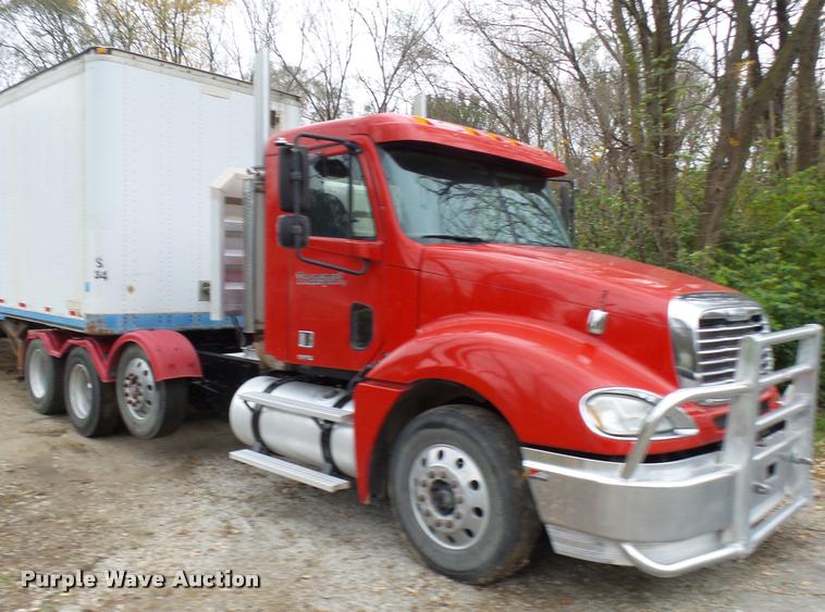 image for item AV9868 2006 Freightliner Columbia semi truck