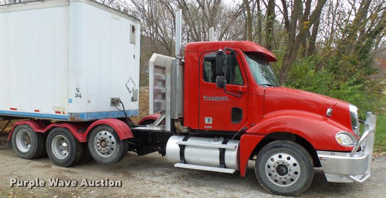 image for item AV9868 2006 Freightliner Columbia semi truck