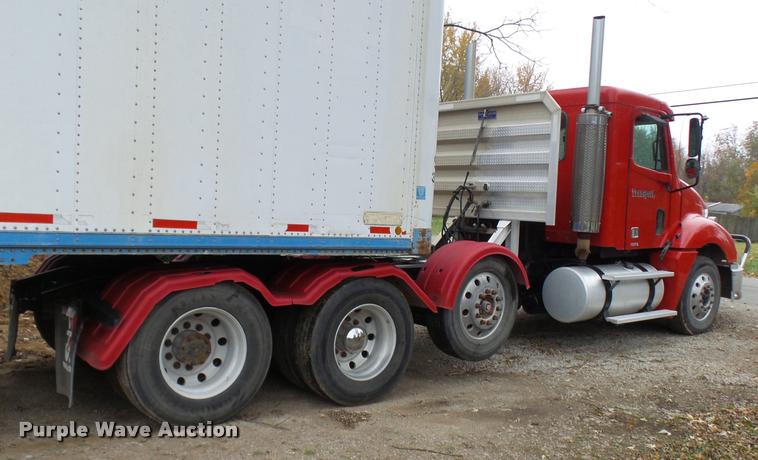 image for item AV9868 2006 Freightliner Columbia semi truck