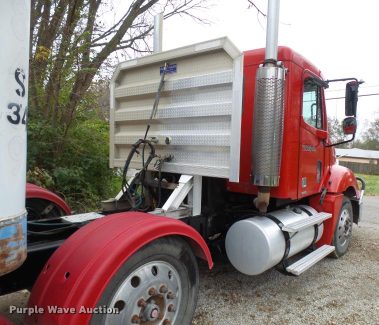 image for item AV9868 2006 Freightliner Columbia semi truck