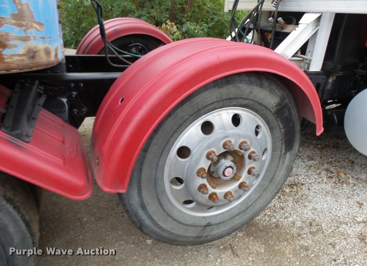 image for item AV9868 2006 Freightliner Columbia semi truck