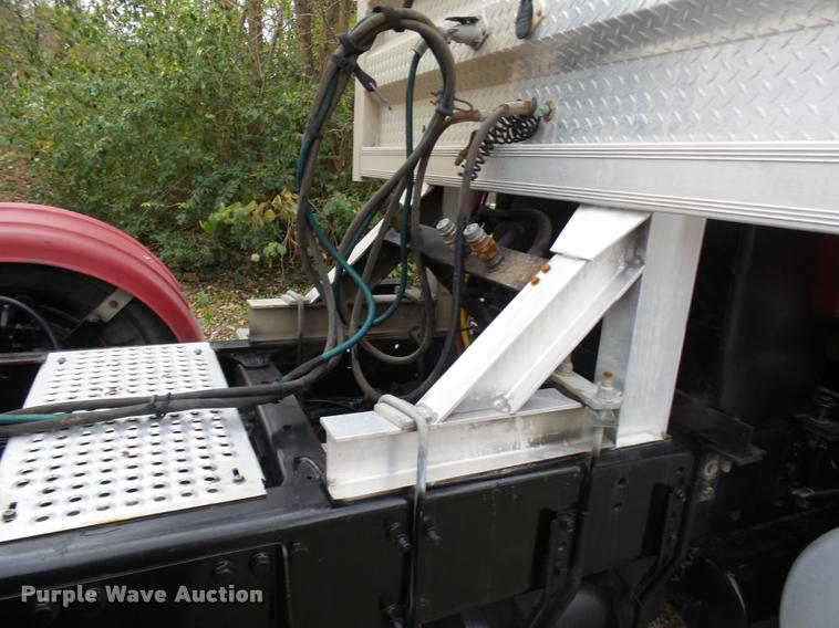 image for item AV9868 2006 Freightliner Columbia semi truck