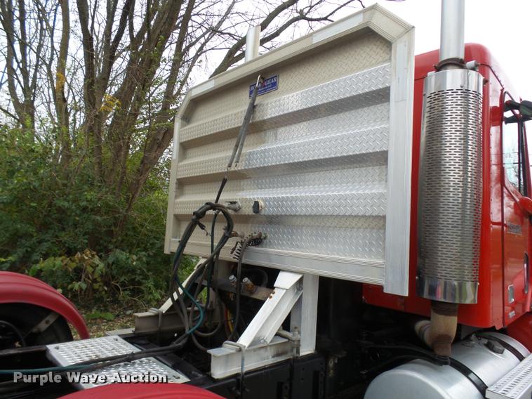 image for item AV9868 2006 Freightliner Columbia semi truck