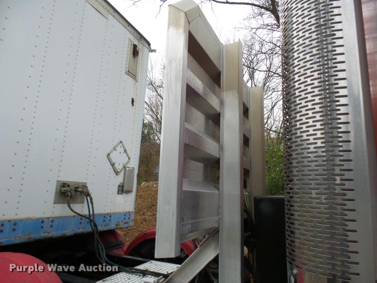 image for item AV9868 2006 Freightliner Columbia semi truck