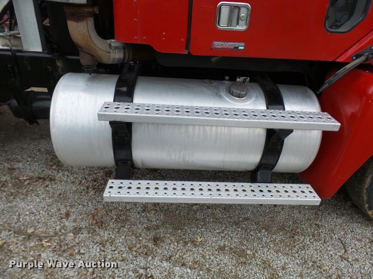 image for item AV9868 2006 Freightliner Columbia semi truck