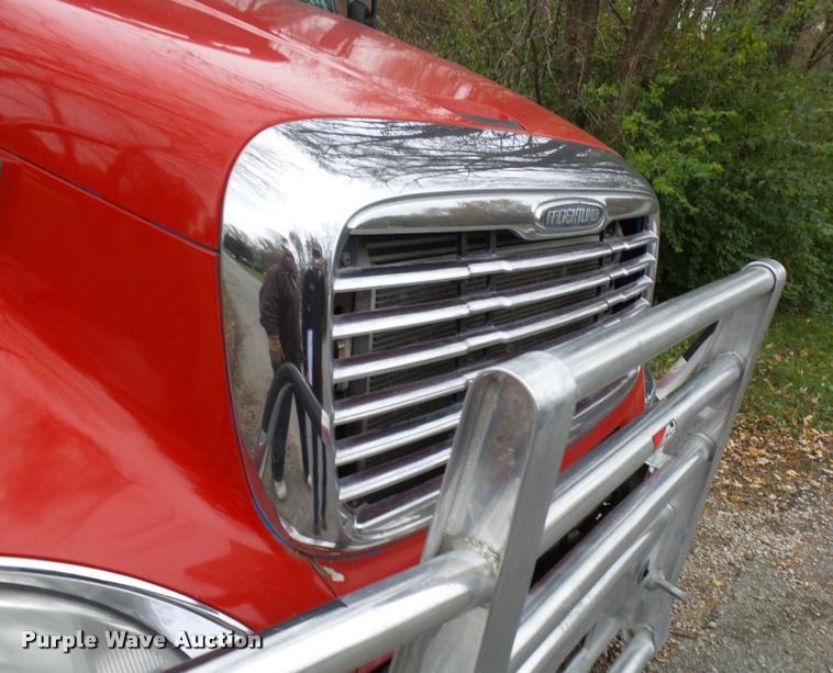 image for item AV9868 2006 Freightliner Columbia semi truck