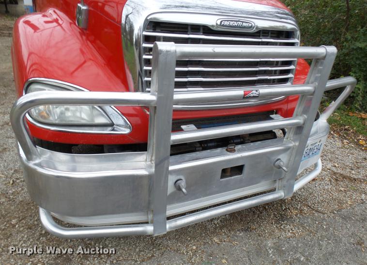 image for item AV9868 2006 Freightliner Columbia semi truck