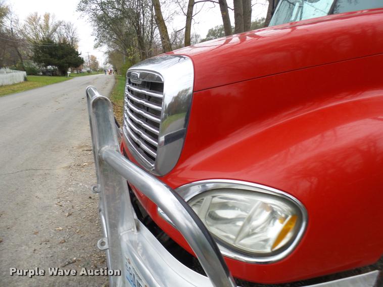 image for item AV9868 2006 Freightliner Columbia semi truck