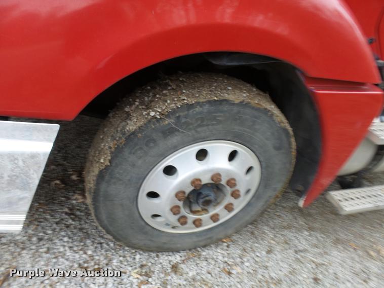 image for item AV9868 2006 Freightliner Columbia semi truck