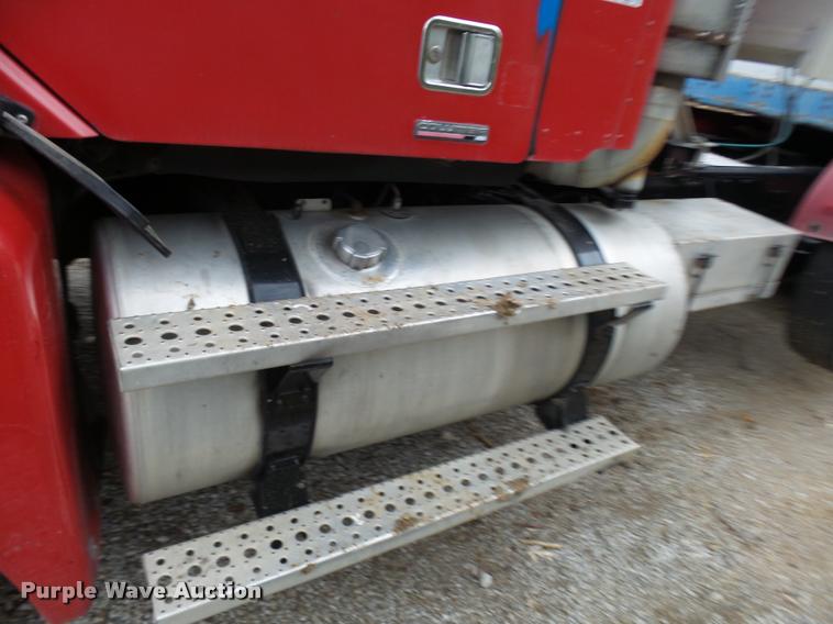 image for item AV9868 2006 Freightliner Columbia semi truck