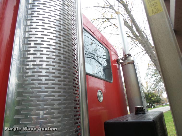 image for item AV9868 2006 Freightliner Columbia semi truck