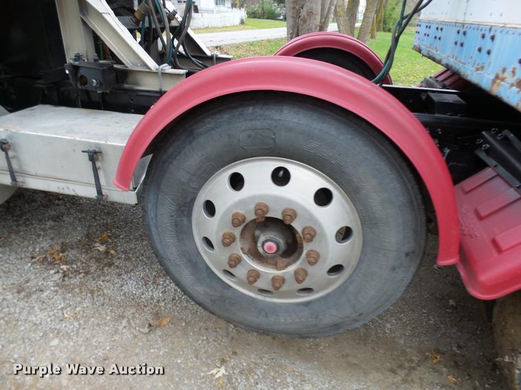 image for item AV9868 2006 Freightliner Columbia semi truck