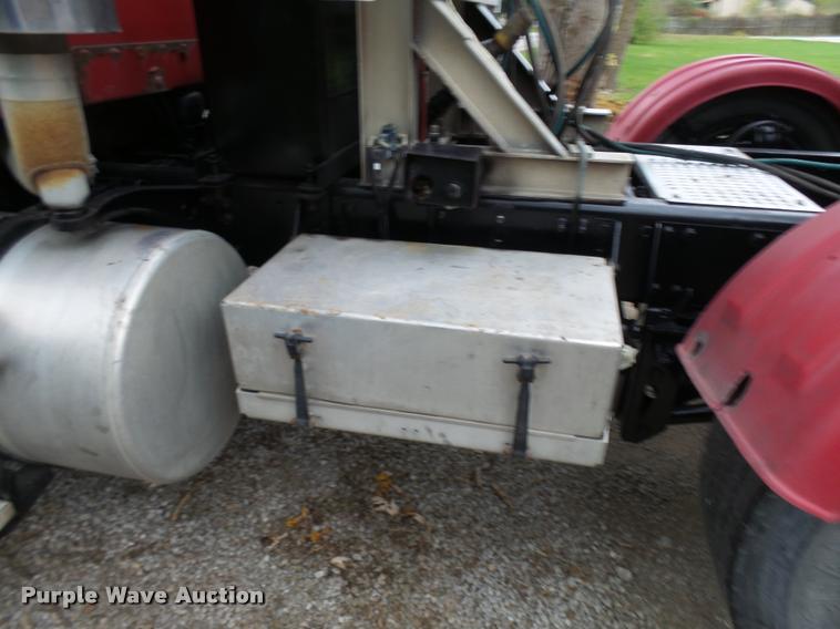 image for item AV9868 2006 Freightliner Columbia semi truck