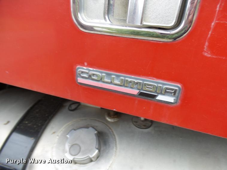 image for item AV9868 2006 Freightliner Columbia semi truck