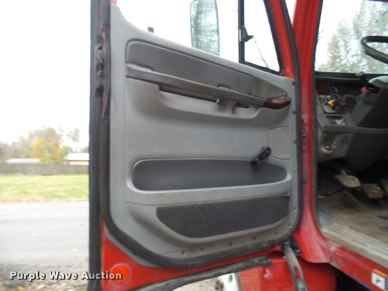 image for item AV9868 2006 Freightliner Columbia semi truck