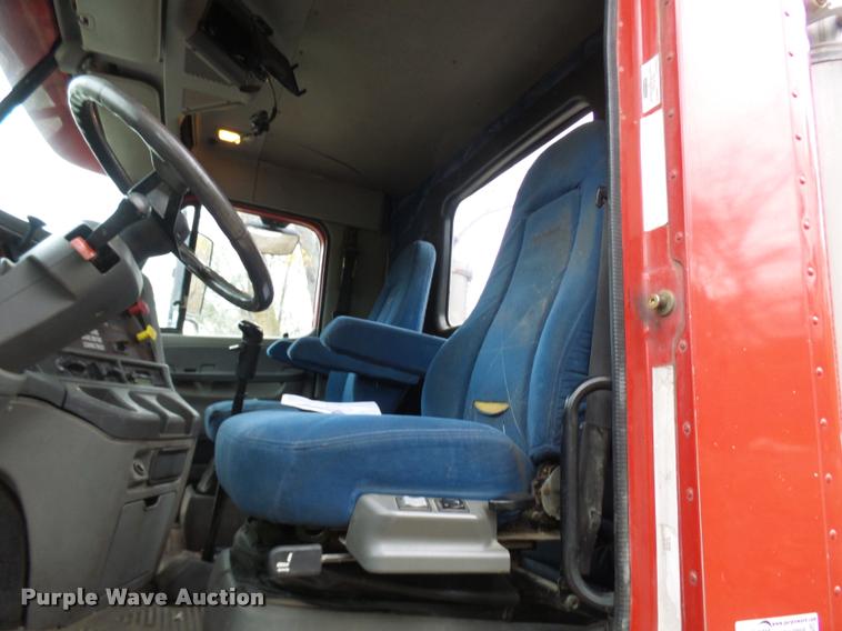 image for item AV9868 2006 Freightliner Columbia semi truck