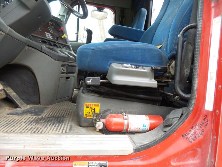 image for item AV9868 2006 Freightliner Columbia semi truck