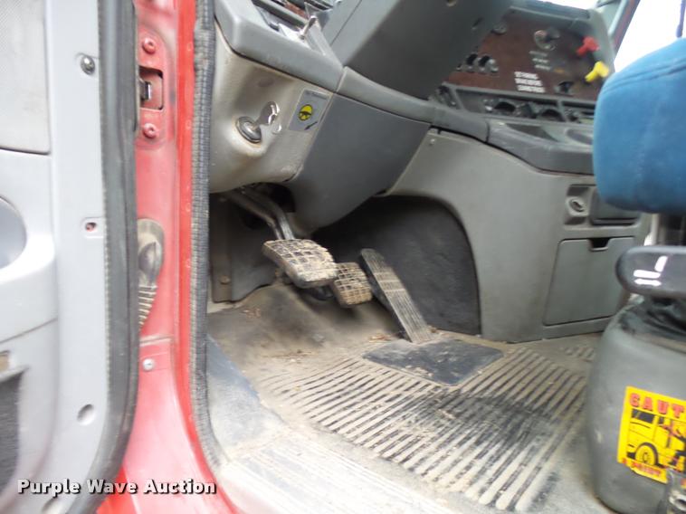 image for item AV9868 2006 Freightliner Columbia semi truck