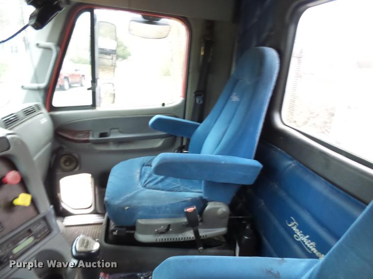 image for item AV9868 2006 Freightliner Columbia semi truck